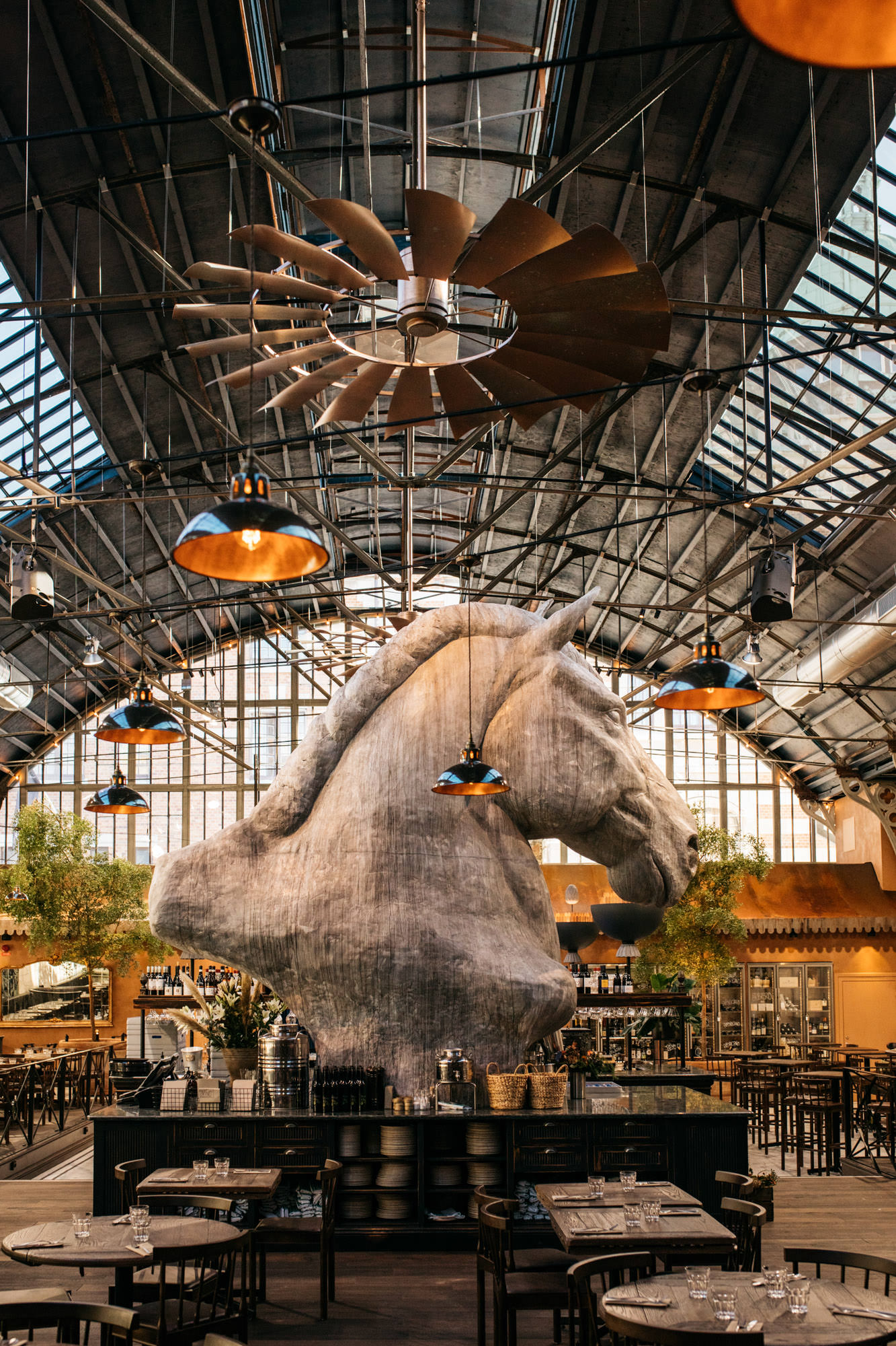 Interiören på restaurang Tavolo i Göteborg ritad av Okidoki arkitekter, hästhuvudet i sten av konstnären Peter Apelgren